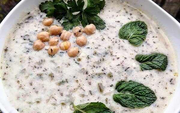 Dough-Brühe – Ein leckeres iranisches Gericht 