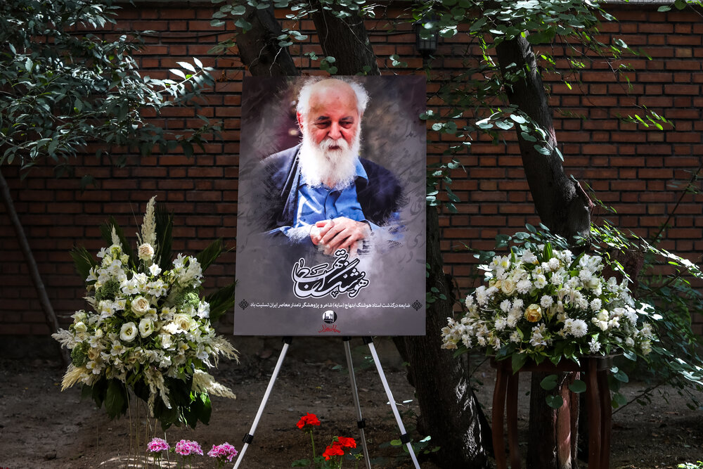 Der Leichnam des berühmten iranischen Dichters Ebtehaj ist zu Hause