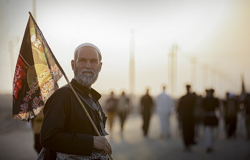 Arbain; Einheit der Nationen um die Flagge von Imam Hussein