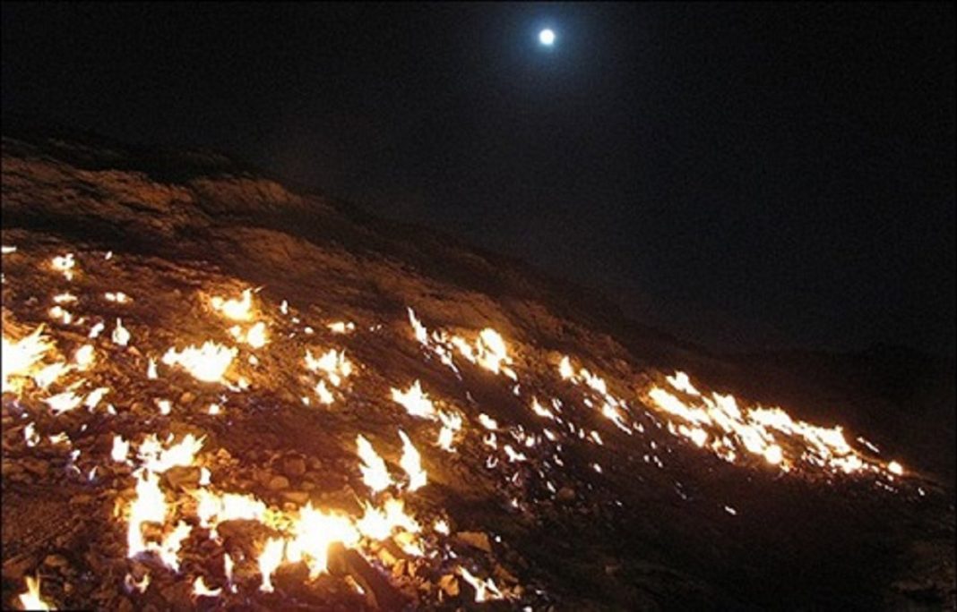 Taschkuh – Ein permanent brennender Berg in Chuzestan