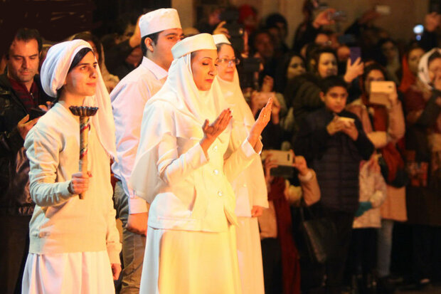 Zoroastrier feiern Sadeh-Fest des Feuers und Lichts