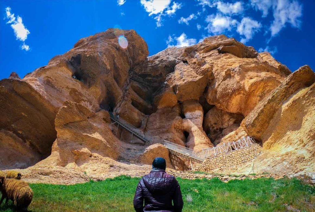 Karaftu-Höhle, eine wichtige historische Sehenswürdigkeit in der Provinz Kurdistan
