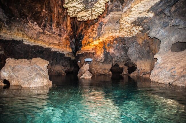 Entdecken Sie eine atemberaubende Wasserhöhle im Norden des Iran