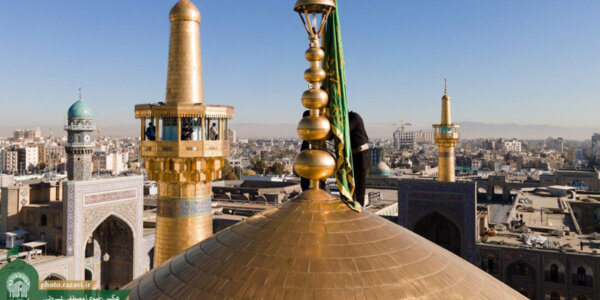 Flagge auf Kuppel des Heiligtums von Imam Rida (a.s) durch eine grüne getauscht