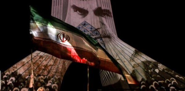 Teheran: Azadi-Turm leuchtet anlässlich des Nationalfeiertages