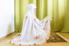 Stille Momente mit Gott: Beten zu Hause während Ramadan in Corona Zeiten (Selbst Portrait)