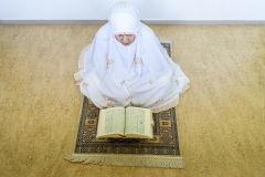Stille Momente mit Gott: Beten zu Hause während Ramadan in Corona Zeiten (Selbst Portrait)