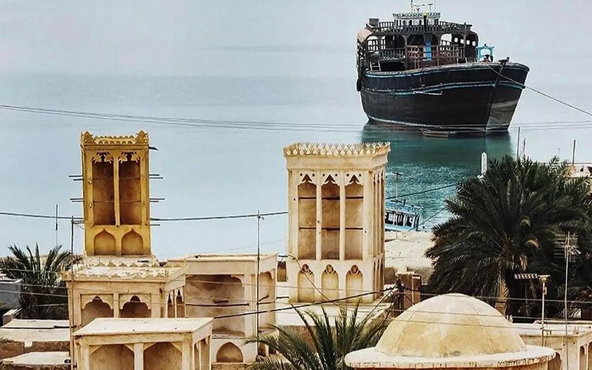 Beleuchtete Windtürme der Hafenstadt Laft