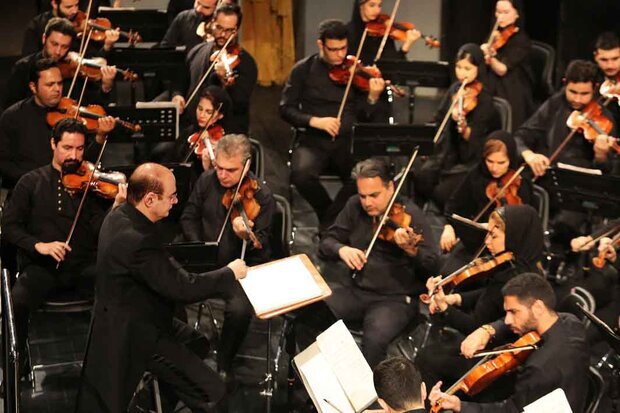 Das Teheraner Symphonieorchester spielt die „Zauberflöten-Ouvertüre“ in der Vahdat-Halle