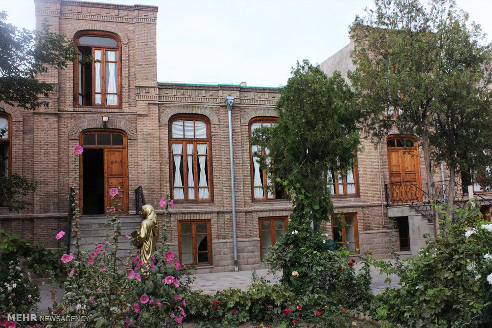 Parvin Etesami Haus