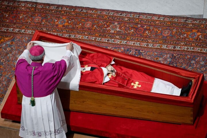 Heiliger Boden: Wichtige Rolle der Perserteppiche bei der Beerdigung von Papst Franziskus