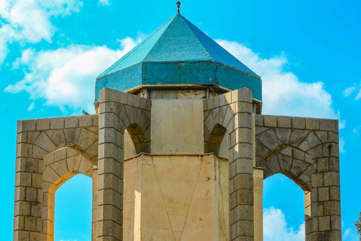 Baba-Taher-Mausoleum
